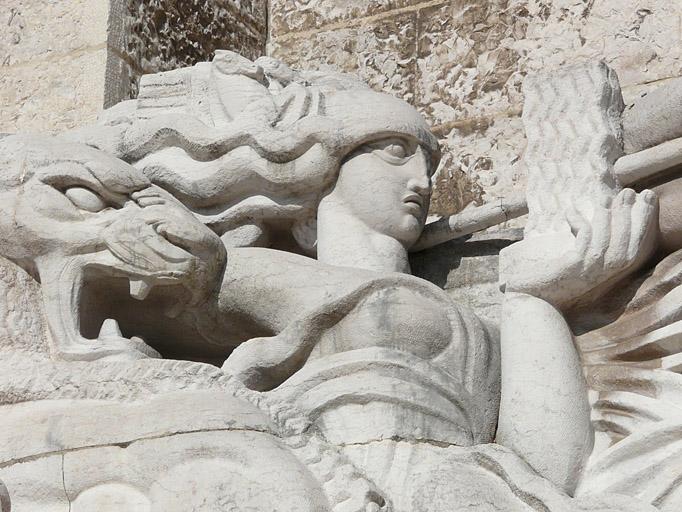 Façade du monument, partie gauche, haut-relief : la guerre, détail.