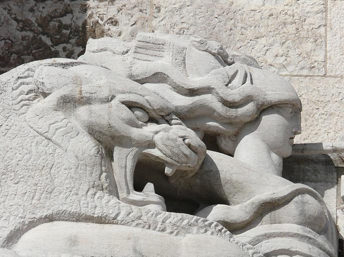 Façade du monument, partie gauche, haut-relief : la guerre, détail.