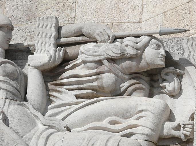 Façade du monument, partie gauche, haut-relief : la guerre, détail.