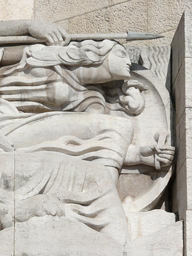 Façade du monument, partie gauche, haut-relief : la guerre, détail de droite.