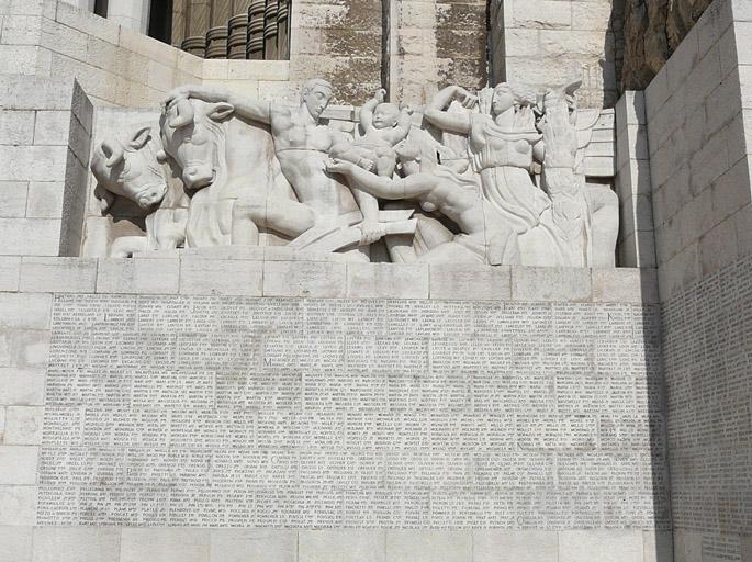 Façade du monument, partie droite, haut-relief et noms des victimes.