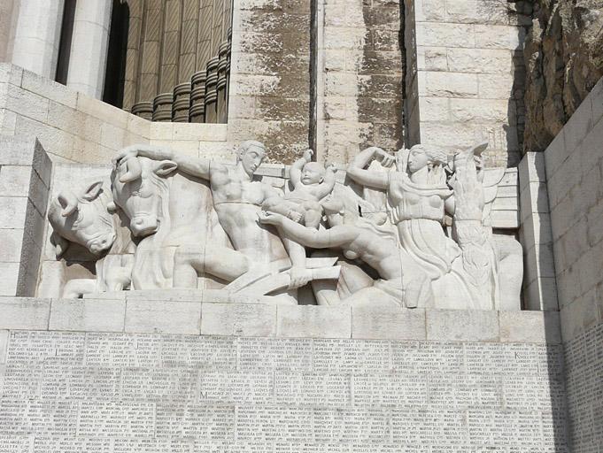 Façade du monument, partie droite, haut-relief : la paix.