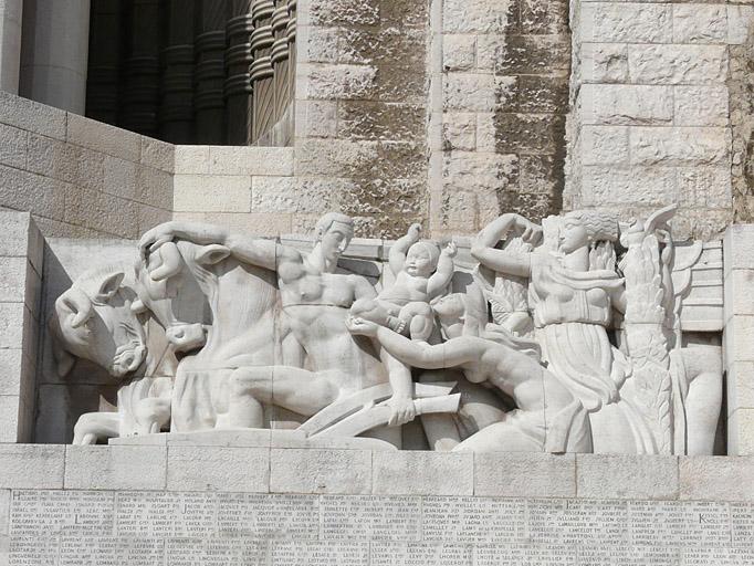 Façade du monument, partie droite, haut-relief : la paix.