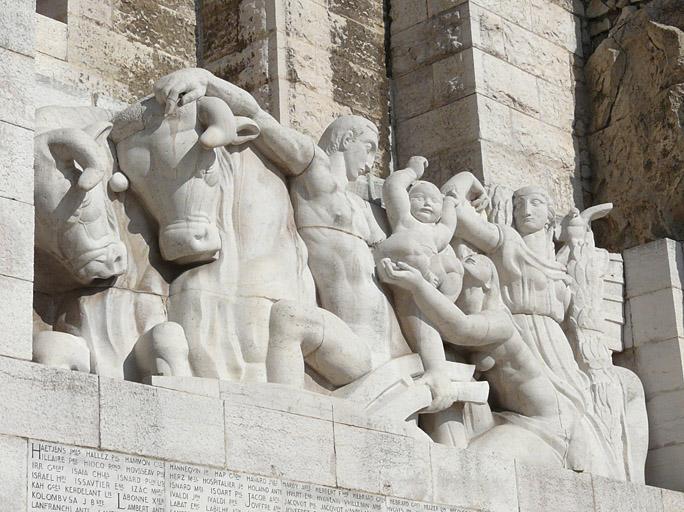 Façade du monument, partie droite, haut-relief : la paix, vu de trois-quarts.