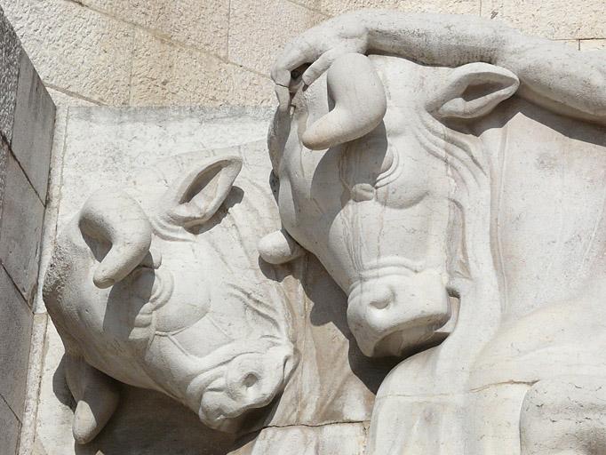 Façade du monument, partie droite, haut-relief : la paix, détail de gauche, têtes des boeufs.