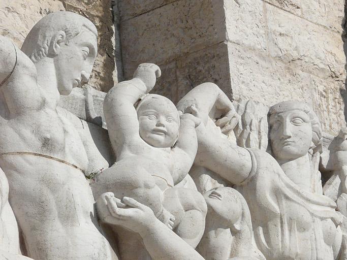 Façade du monument, partie droite, haut-relief : la paix, détail central, enfant.