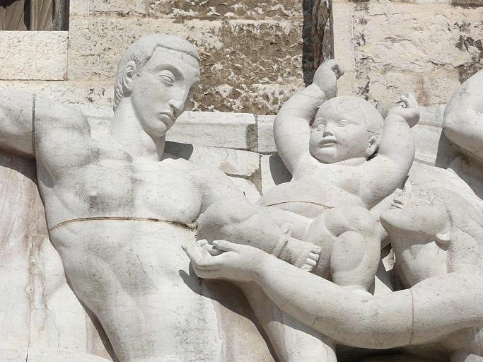 Façade du monument, partie droite, haut-relief : la paix, détail central, homme et enfant.