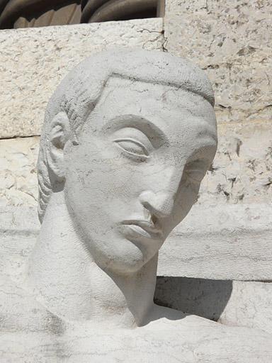 Façade du monument, partie droite, haut-relief : la paix, détail de la tête de l'homme.