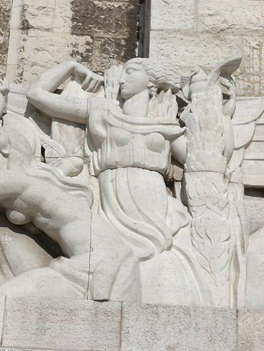 Façade du monument, partie droite, haut-relief : la paix, détail de la femme de droite.