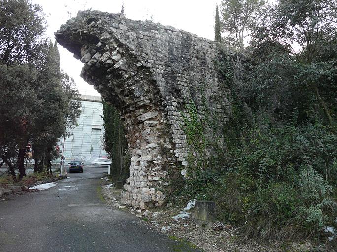 Le pont-aqueduc romain à cinq arches, près de l'entrée du domaine sur la commune de Vallauris, face ouest avec le soutènement de l'autoroute au second plan.