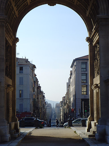 Vue générale vers la fontaine Cantini, place Castellane.