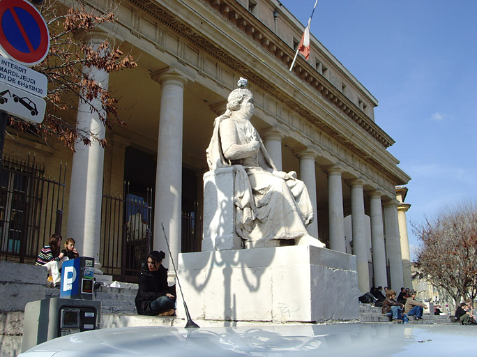 Vue d'une des deux statues devant la façade du palais de justice, Joseph-Etienne Portalis, avocat, dûe au sculpteur aixois Marius Ramus.