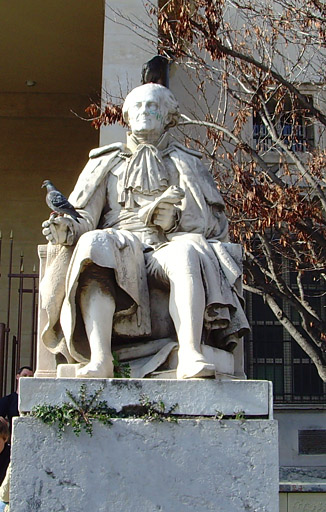 Vue d'une des deux statues devant la façade du palais de justice, Jean-Etienne Portalis, avocat, dûe au sculpteur aixois Ramus, avant restauration.