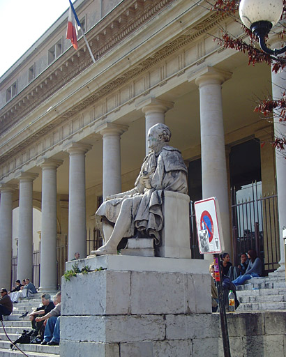 Vue d'une des deux statues devant la façade du palais de justice, Siméon, avocat, dûe au sculpteur aixois Ramus, avant restauration.