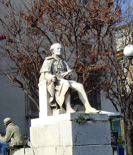 Vue d'une des deux statues devant la façade du palais de justice, Siméon, avant restauration