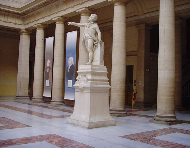 Vue de la statue de Mirabeau dans la cour intérieure, sous la verrière.