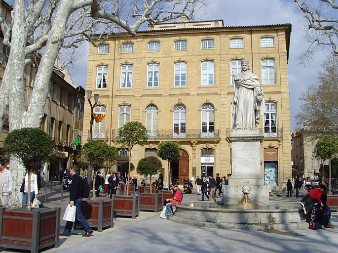 Vue générale de la statue, devant l'hôtel du Poët. - © Monuments historiques