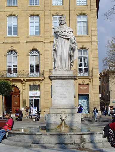 Vue générale de la statue, devant l'hôtel du Poët. - © Monuments historiques