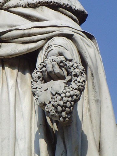 Vue de la statue, détail de la grappe de raisin muscat.