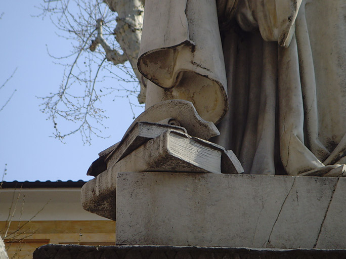 Vue de la statue, détail.