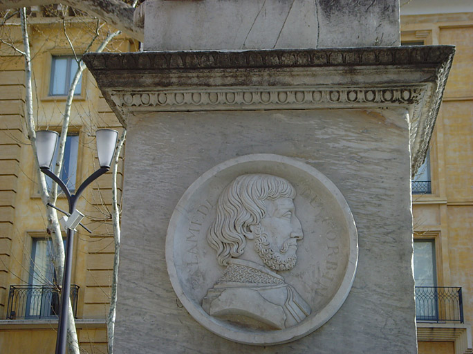 Vue de la statue, détail du piédestal, médaillon représentant Palamède de Forbin.