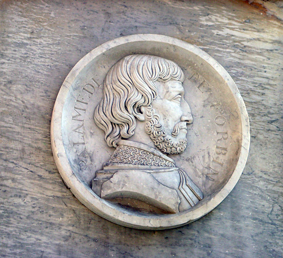 Vue de la statue, détail du piédestal, médaillon représentant Palamède de Forbin.