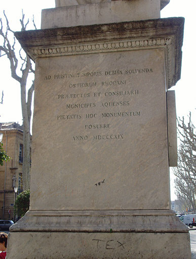 Vue de la statue, détail du piédestal, inscription.
