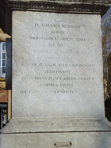 Vue de la statue, détail du piédestal, inscription.