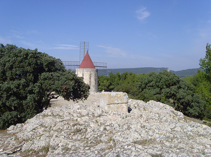 Vue générale avec au loin le moulin dit de Daudet.