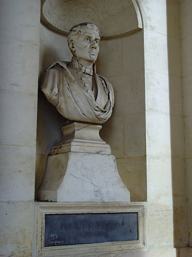 Vue du palais, dans la galerie, buste de Consolat, maire de Marseille.