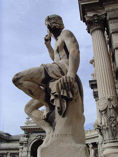 Vue du palais, statue décorative avec la signature du sculpteur Le Quesne.