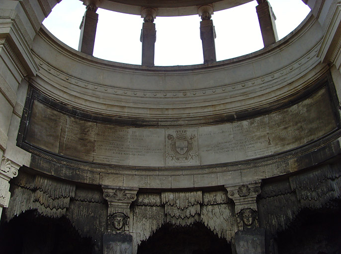 Vue du palais, parties supérieure, inscriptions commémoratives.