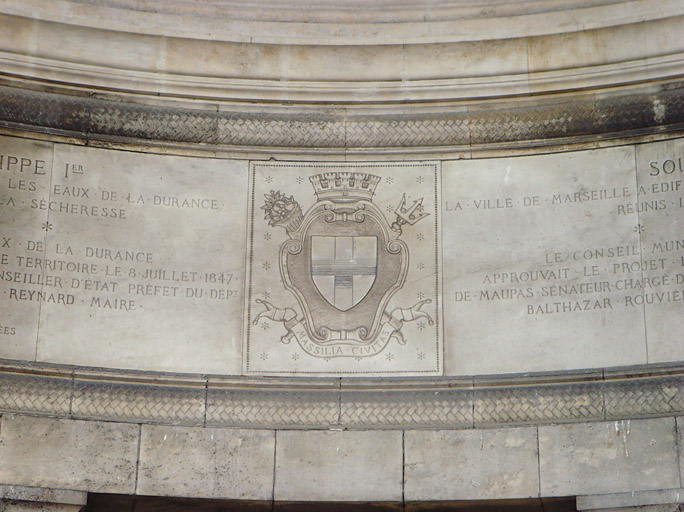 Vue du palais, parties supérieure, inscriptions commémoratives.