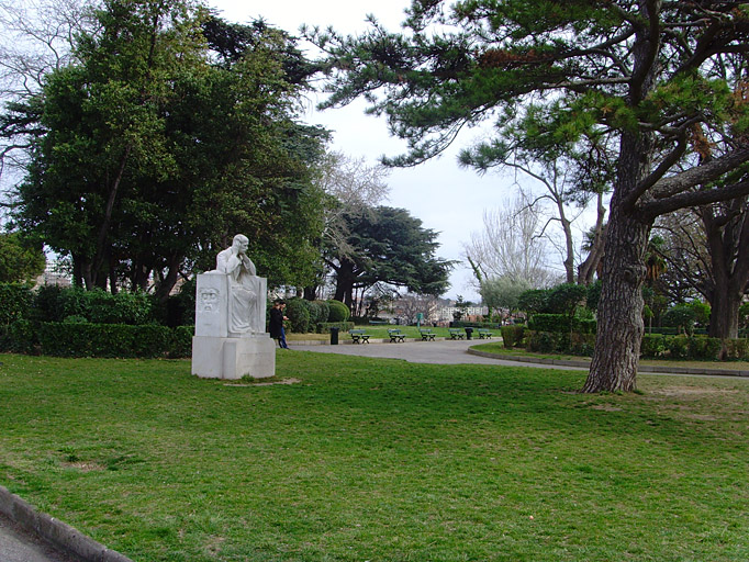 Vue du jardin avec le monument commémoratif d'Ernest Reyer, muscicien.