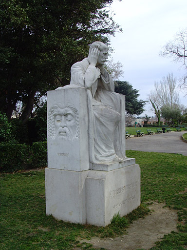 Vue du jardin avec le monument commémoratif d'Ernest Reyer, muscicien.