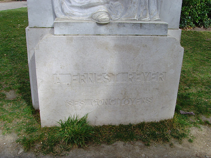 Vue du monument commémoratif à Ernest Reyer, détail.