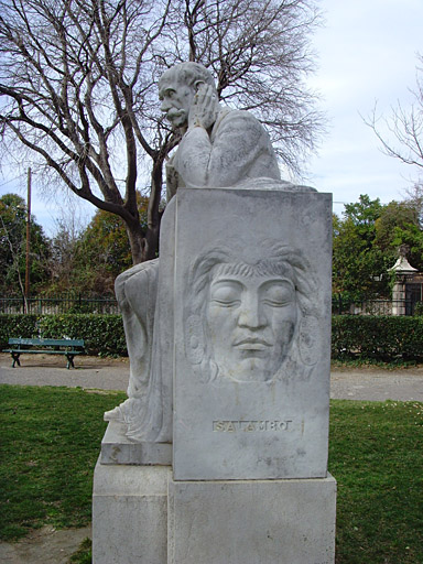 Vue du monument commémoratif à Ernest Reyer, détail.