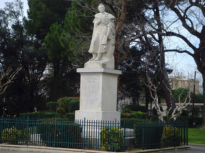 Vue du monument commémoratif à Lamartine.