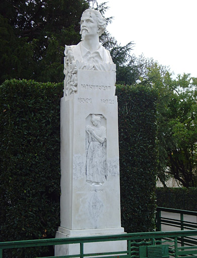 Vue du monument commémoratif à Frédéric Mistral.