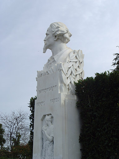 Vue du monument commémoratif à Frédéric Mistral.