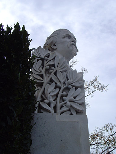 Vue du monument commémoratif à Frédéric Mistral.