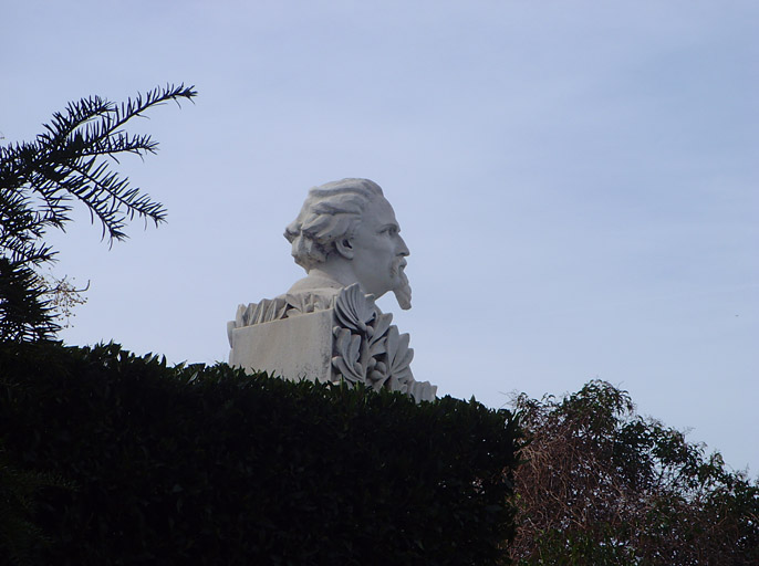 Vue du monument commémoratif à Frédéric Mistral.