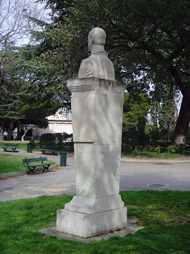 Vue du monument commémoratif à Valère Bernard.