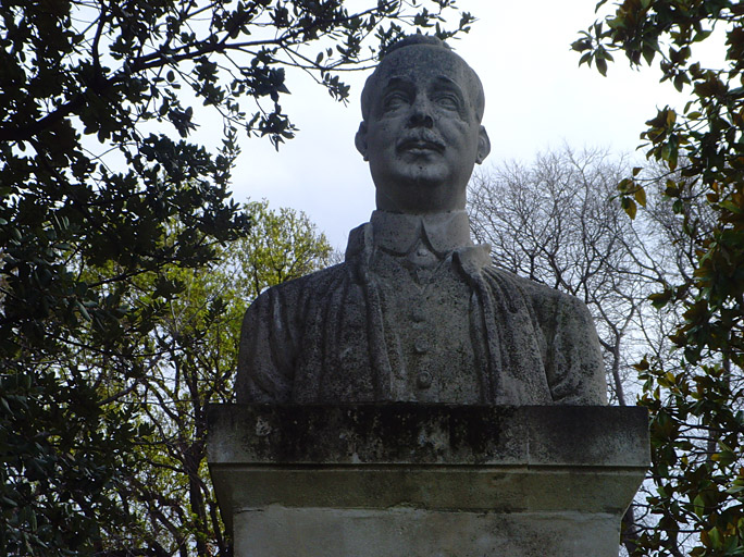 Vue du monument commémoratif à Valère Bernard.