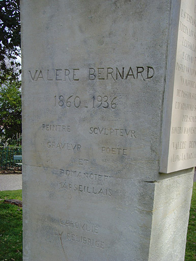 Vue du monument commémoratif à Valère Bernard.