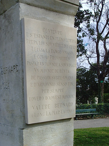 Vue du monument commémoratif à Valère Bernard.