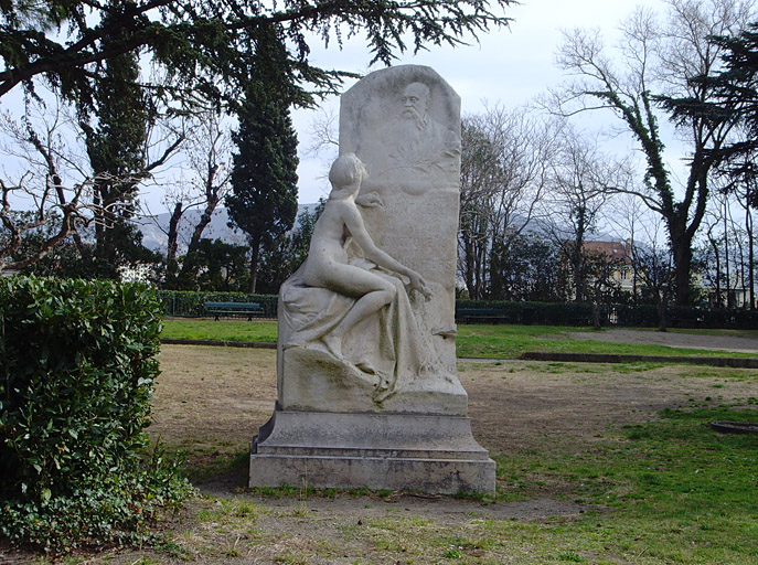 Vue du monument commémoratif à Adolphe Monticelli, peintre.