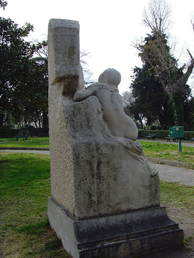 Vue du monument commémoratif à Adolphe Monticelli, peintre.