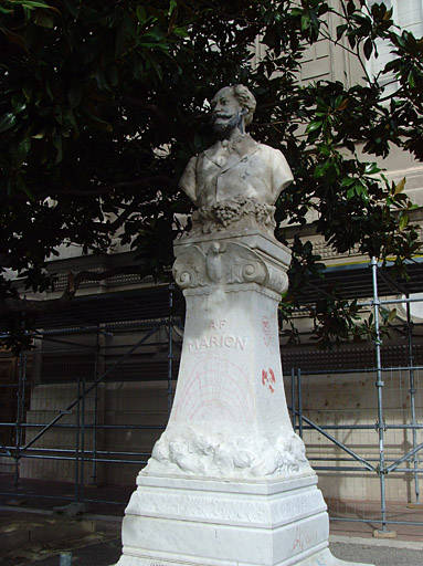 Vue du monument commémoratif à A.F. Marion.