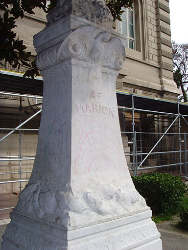 Vue du monument commémoratif à A.F. Marion.